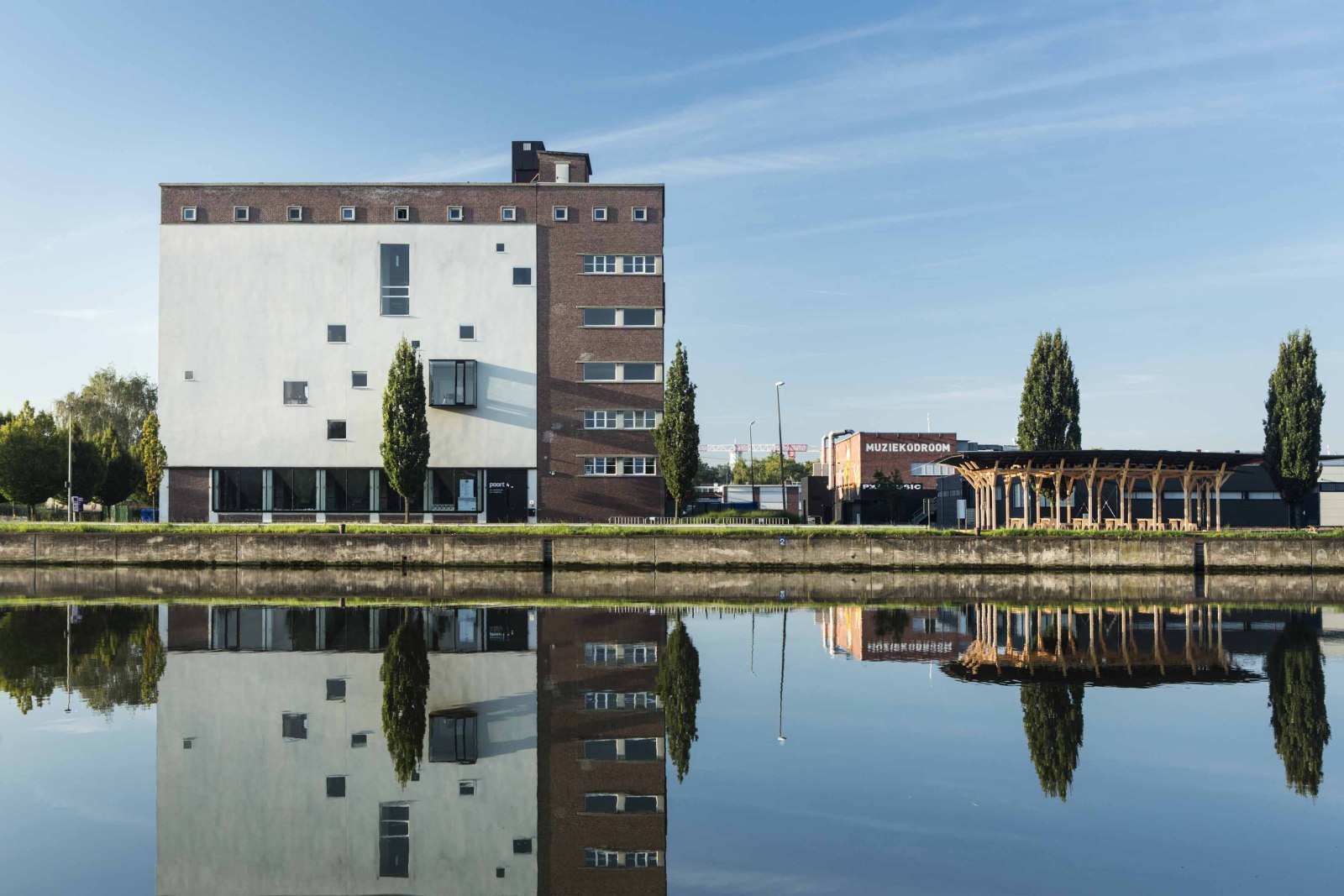 Onze kantoren bevinden zich op de vierde verdieping van De Silo De SIlo - Liswood & tache gebouw aan het Albertkanaal - Quartier Canal