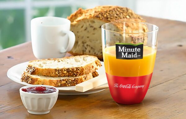 Ontbijt met glas fruitsap met daarop het logo van minute maid en coca cola