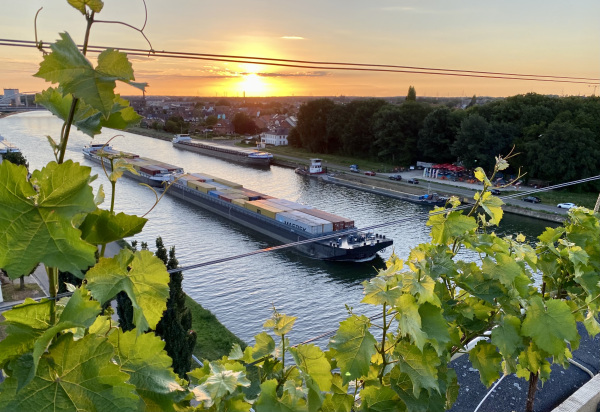 Monoton Dakwijngaard Hasselt boot op kanaal